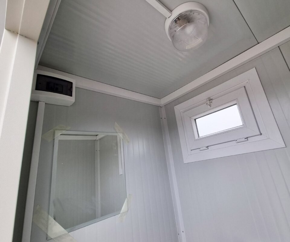 Sanitärcontainer RAL 9002 – Klo, Pissoir, Waschbecken mit Warmwasser – Bild 3