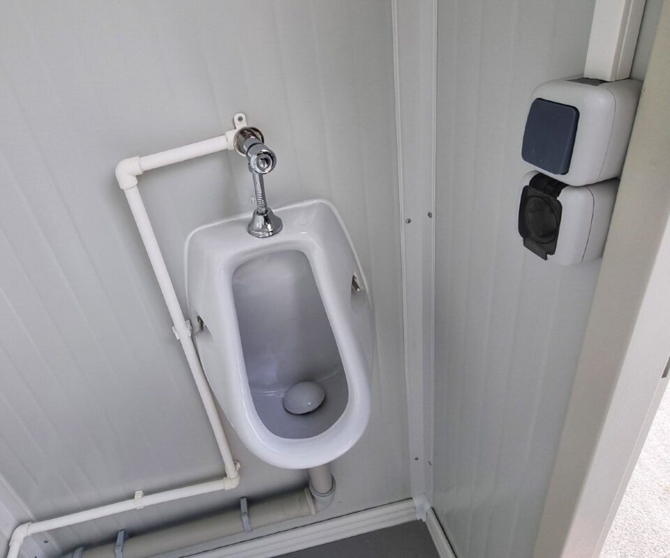 Sanitärcontainer RAL 9002 – Klo, Pissoir, Waschbecken mit Warmwasser – Bild 4