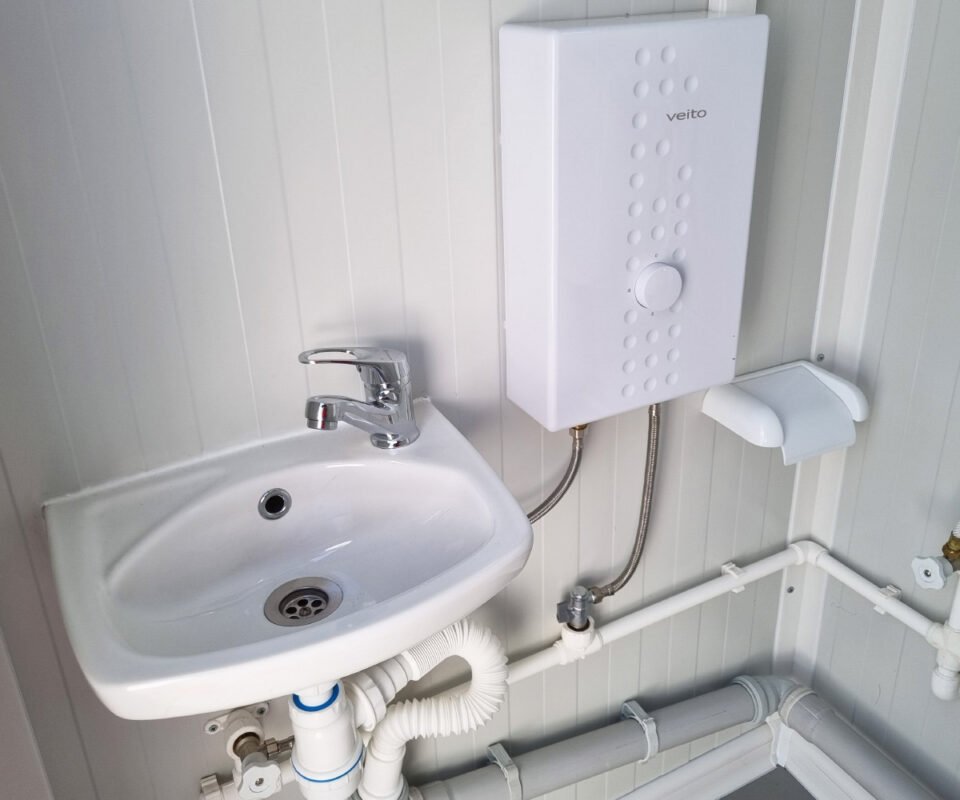 Sanitärcontainer RAL 9002 – Klo, Pissoir, Waschbecken mit Warmwasser – Bild 5