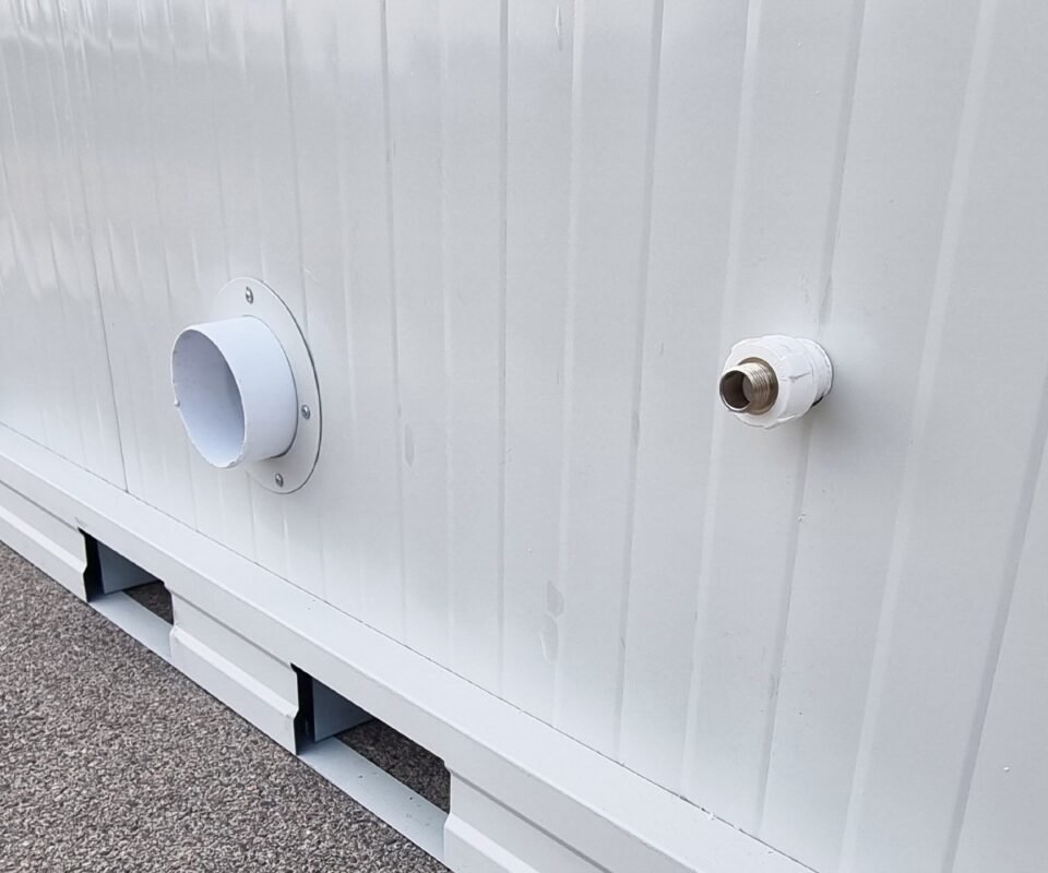 Sanitärcontainer RAL 9002 – Klo, Pissoir, Waschbecken mit Warmwasser – Bild 8