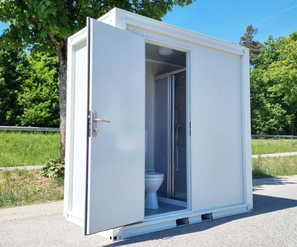 Großer Sanitärcontainer mit WC, Dusche und Warmwasser – RAL 9002 Weiß – Bild 3
