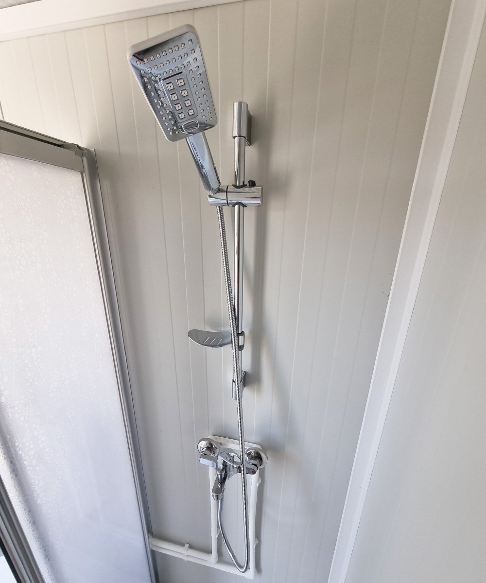 Großer Sanitärcontainer mit WC, Dusche und Warmwasser – RAL 9002 Weiß – Bild 5