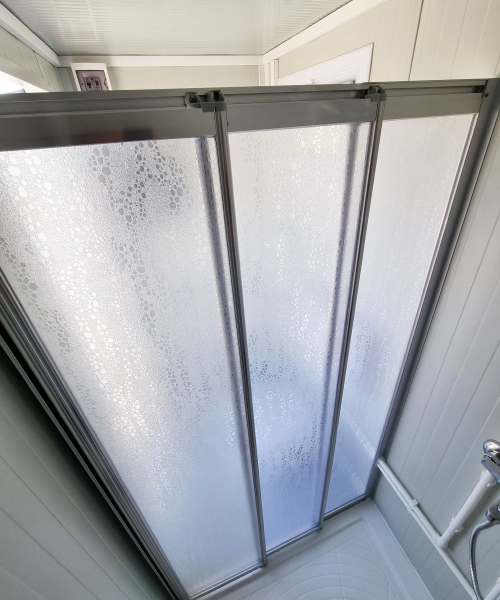 Großer Sanitärcontainer mit WC, Dusche und Warmwasser – RAL 9002 Weiß – Bild 6