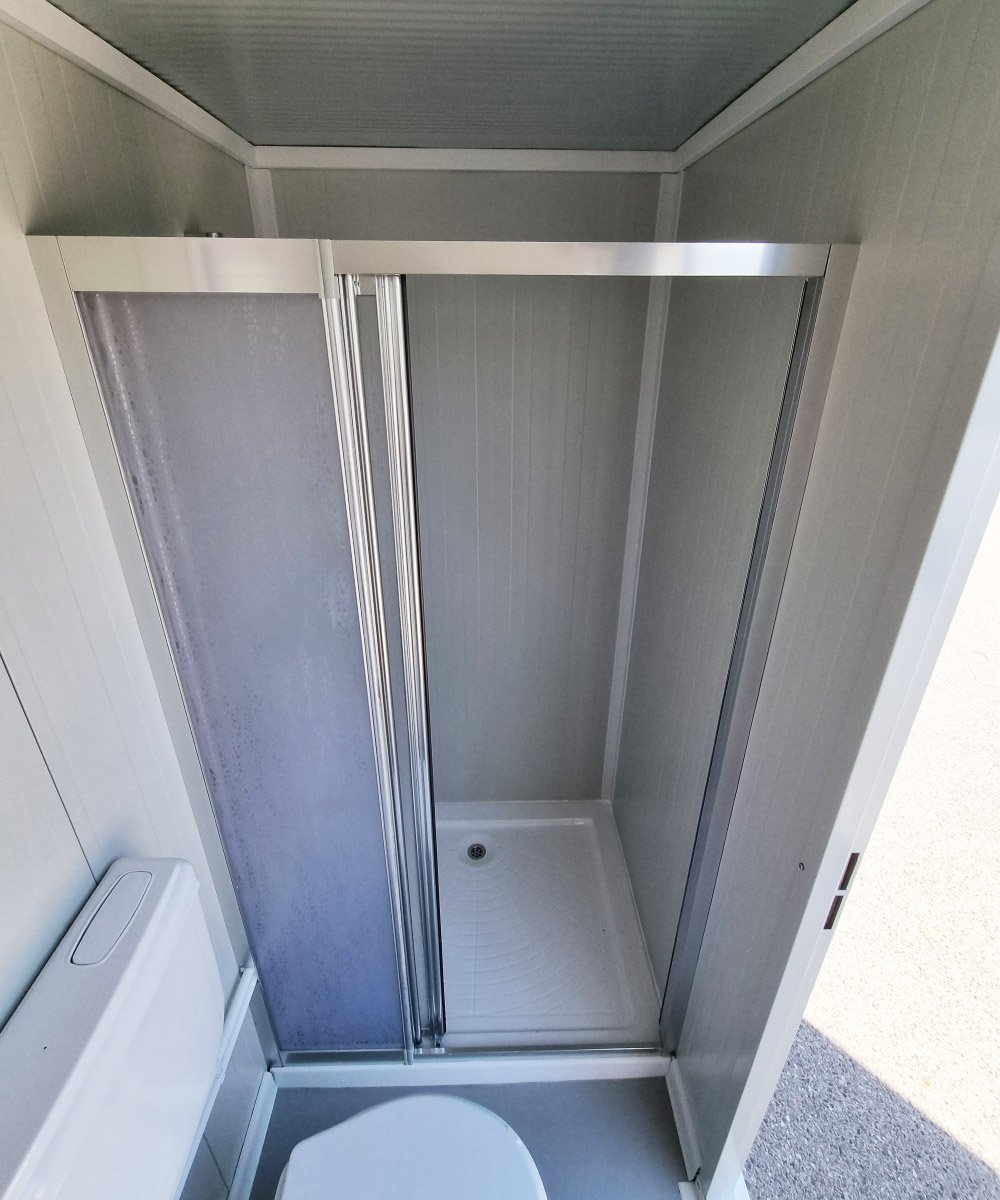 Großer Sanitärcontainer mit WC, Dusche und Warmwasser – RAL 9002 Weiß – Bild 7