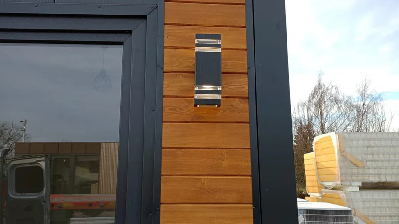 Großer Bürocontainer 8,0×3,0m mit Duschkabine und Küchenmöbeln – Bild 3