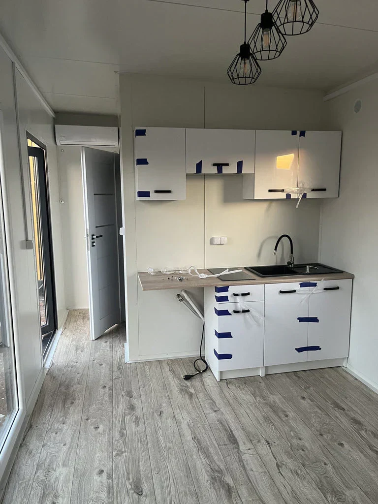 Großer Bürocontainer 8,0×3,0m mit Duschkabine und Küchenmöbeln – Bild 5