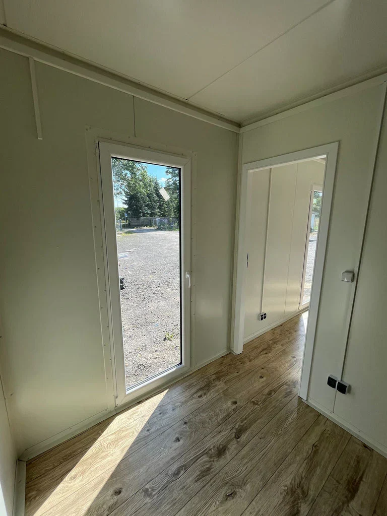 Großer Bürocontainer 8,0×3,0m mit Duschkabine und Küchenmöbeln – Bild 7