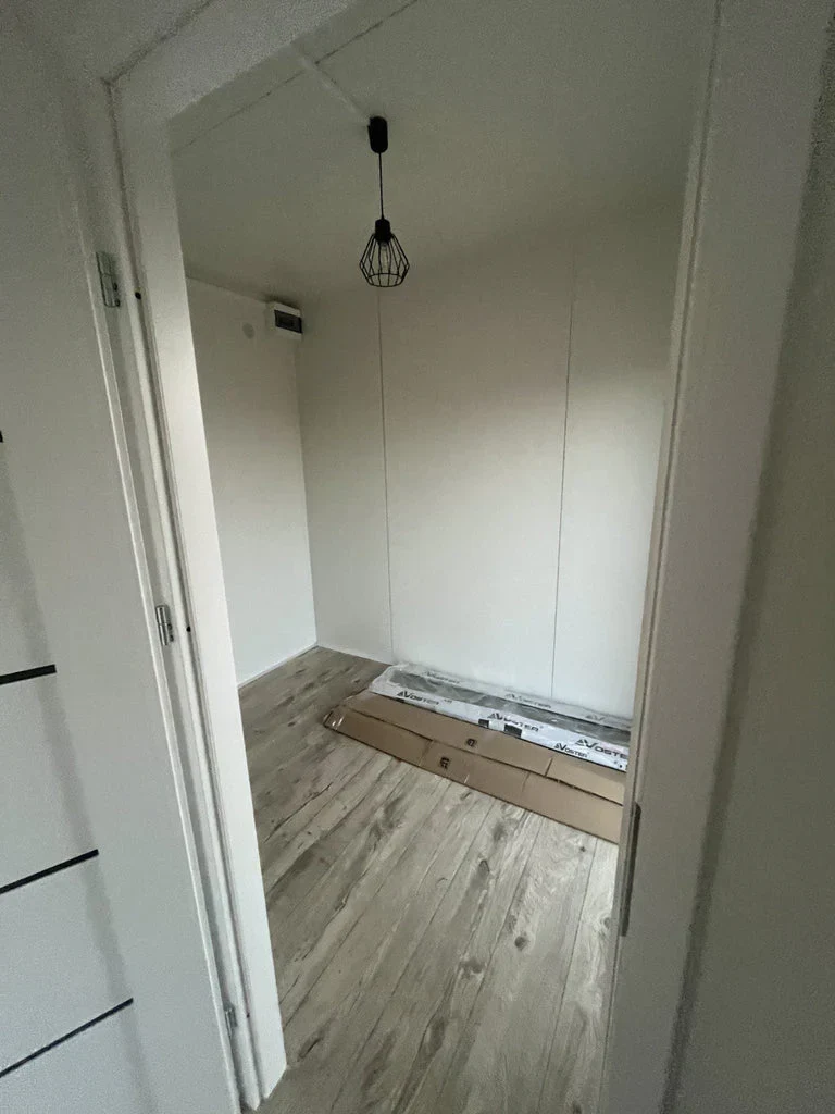 Großer Bürocontainer 8,0×3,0m mit Duschkabine und Küchenmöbeln – Bild 8