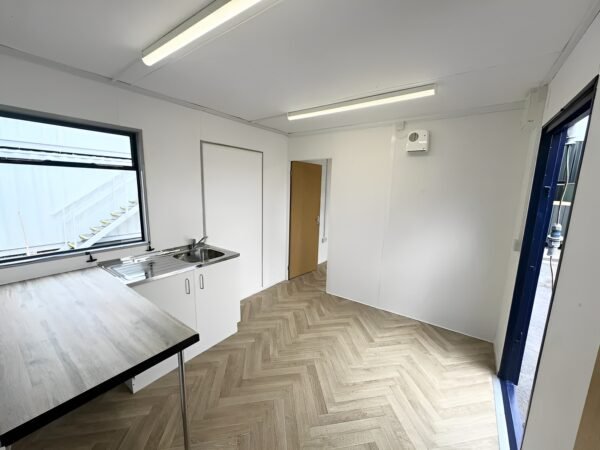 Maßgefertigtes 32 Fuß × 10 Fuß großes Kabinenbüro + Kantine + 1+1 WC-Waschräume, vandalensicher – Bild 3