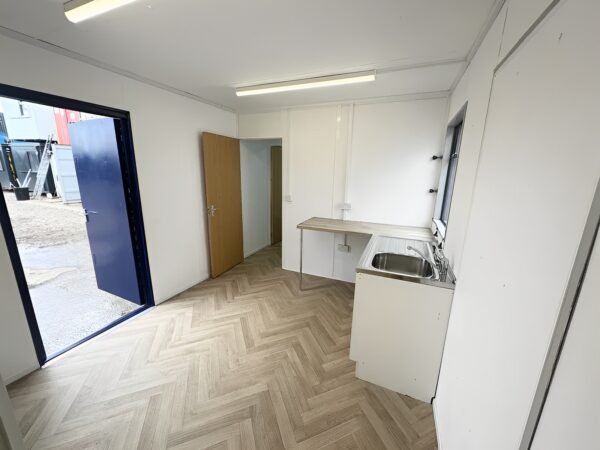Maßgefertigtes 32 Fuß × 10 Fuß großes Kabinenbüro + Kantine + 1+1 WC-Waschräume, vandalensicher – Bild 4