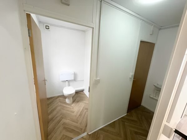 Maßgefertigtes 32 Fuß × 10 Fuß großes Kabinenbüro + Kantine + 1+1 WC-Waschräume, vandalensicher – Bild 7