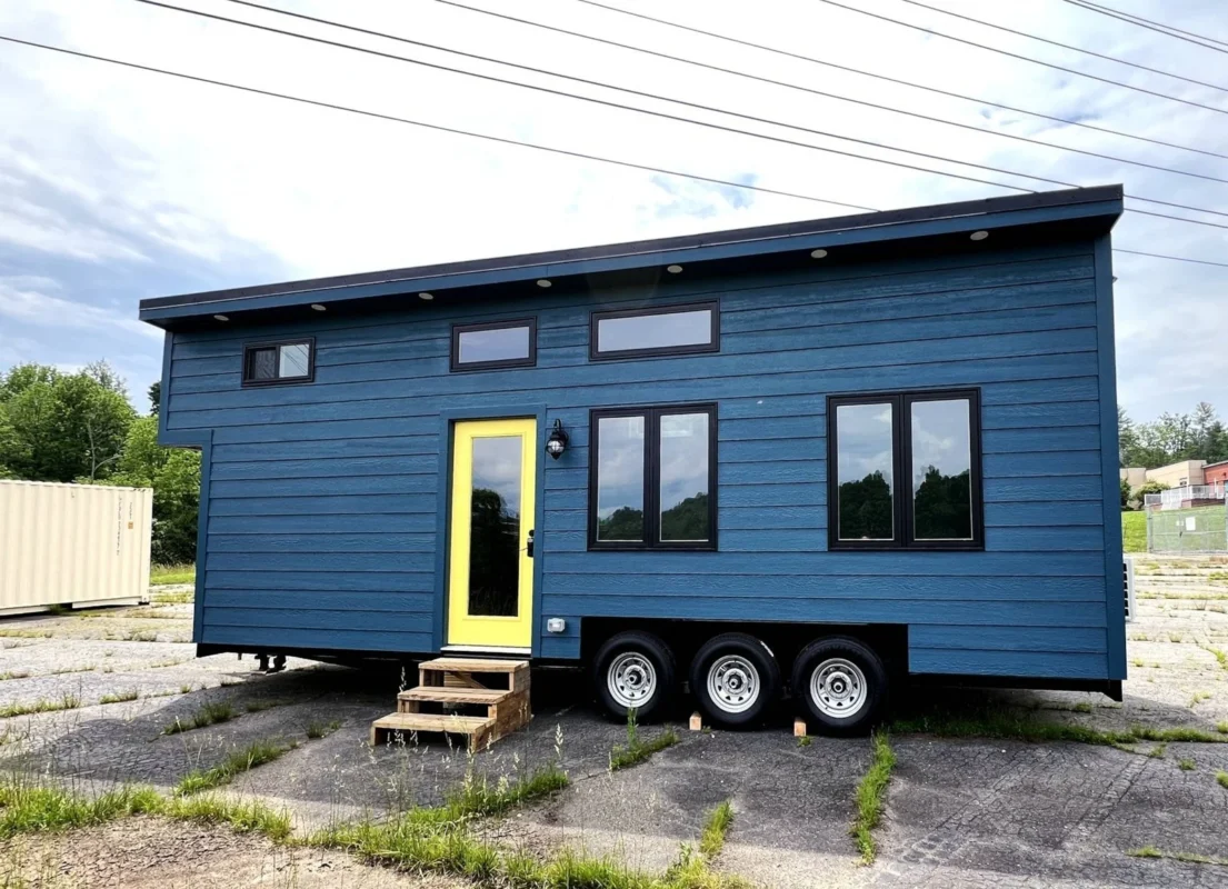 Tiny House mit Schlafzimmer und Dachboden im Erdgeschoss